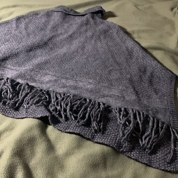 Coldwater Creek gray, fringed poncho.  One size fits most. - Picture 8 of 8